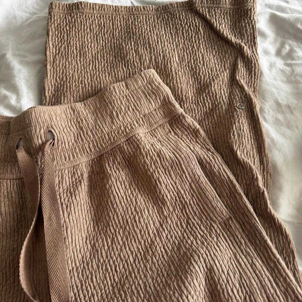 1 Lululemon Retreat Yourself Crop - Heathered Soft Sand - Picture 9 of 9